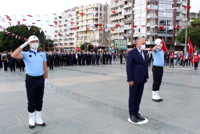 Antalya'da 29 Ekim Cumhuriyet Bayramı kutlamaları pandemi kuralları çerçevesinde başladı