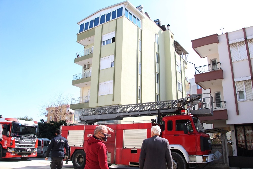 Antalya’da 3 katlı bir binanın teras katında çıkan yangın büyümeden söndürüldü