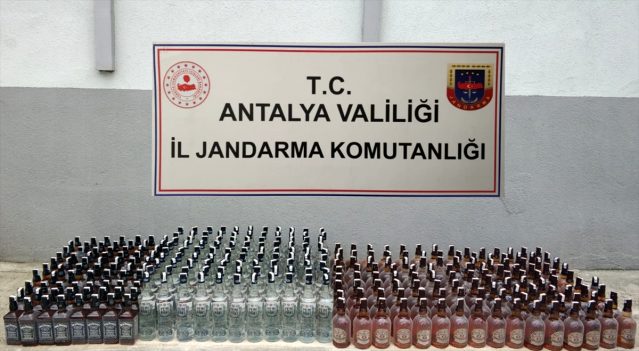 Antalya'da 300 litre kaçak içki ele geçirildi