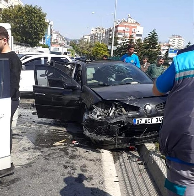 Antalya'da 4 aracın karıştığı trafik kazası MOBESE kamerasına yansıdı