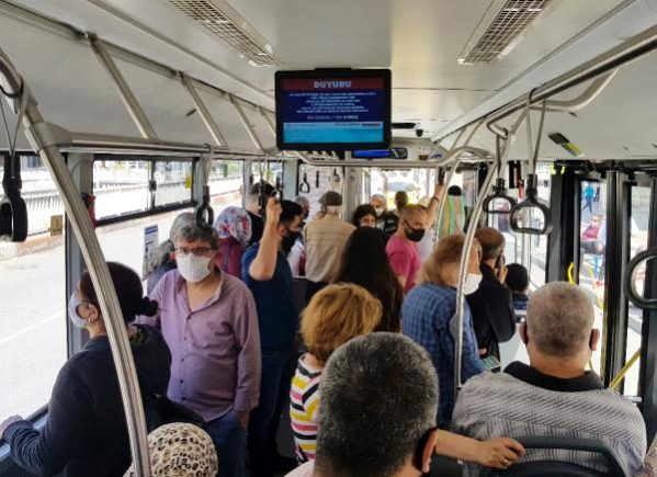 Antalya'da 4 günün sonunda cadde ve sokaklar doldu