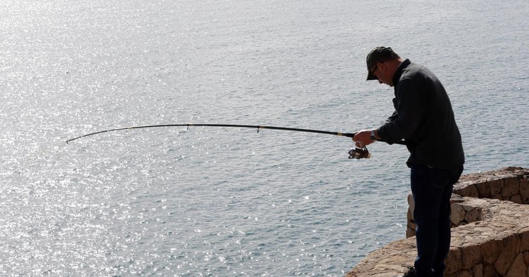 Antalya’da 40 metre yükseklikteki falezler üzerinde balık tutan amatör balıkçılar, görenleri korkutuyor