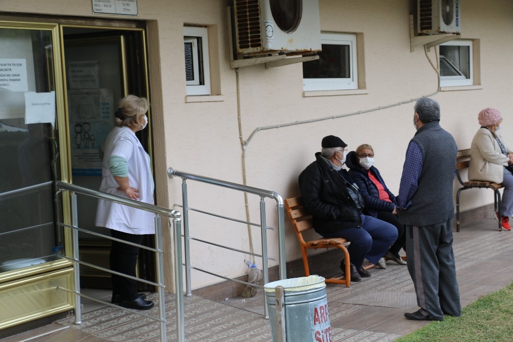 Antalya’da 65 yaş üstü vatandaşlar, korona virüs aşısı vurulmak için sabahın erken saatlerinden itibaren, aile sağlığı merkezlerinde sıraya giriyor