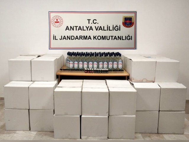 Antalya'da 675 litre etil alkol ve 81 adet içki aroması ele geçirildi