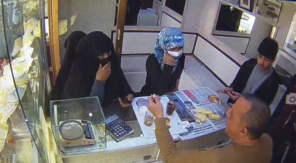 Antalya’da altın küpe bozdurma bahanesiyle kuyumcuya giren 3 şüpheli kadın 80 bin lira değerinde altın çaldılar