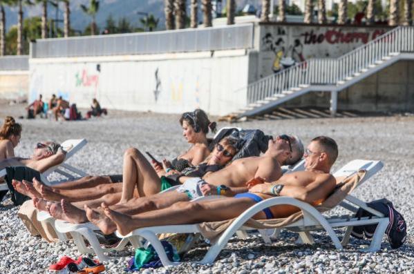 Antalya'da aralık ayının ortasında deniz keyfi