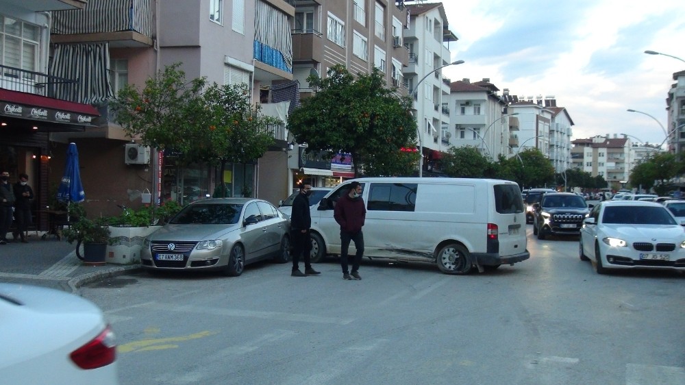 Antalya’da aşırı hız ve dikkatsizlik sonucu meydana gelen 4 araçlı zincirleme kaza