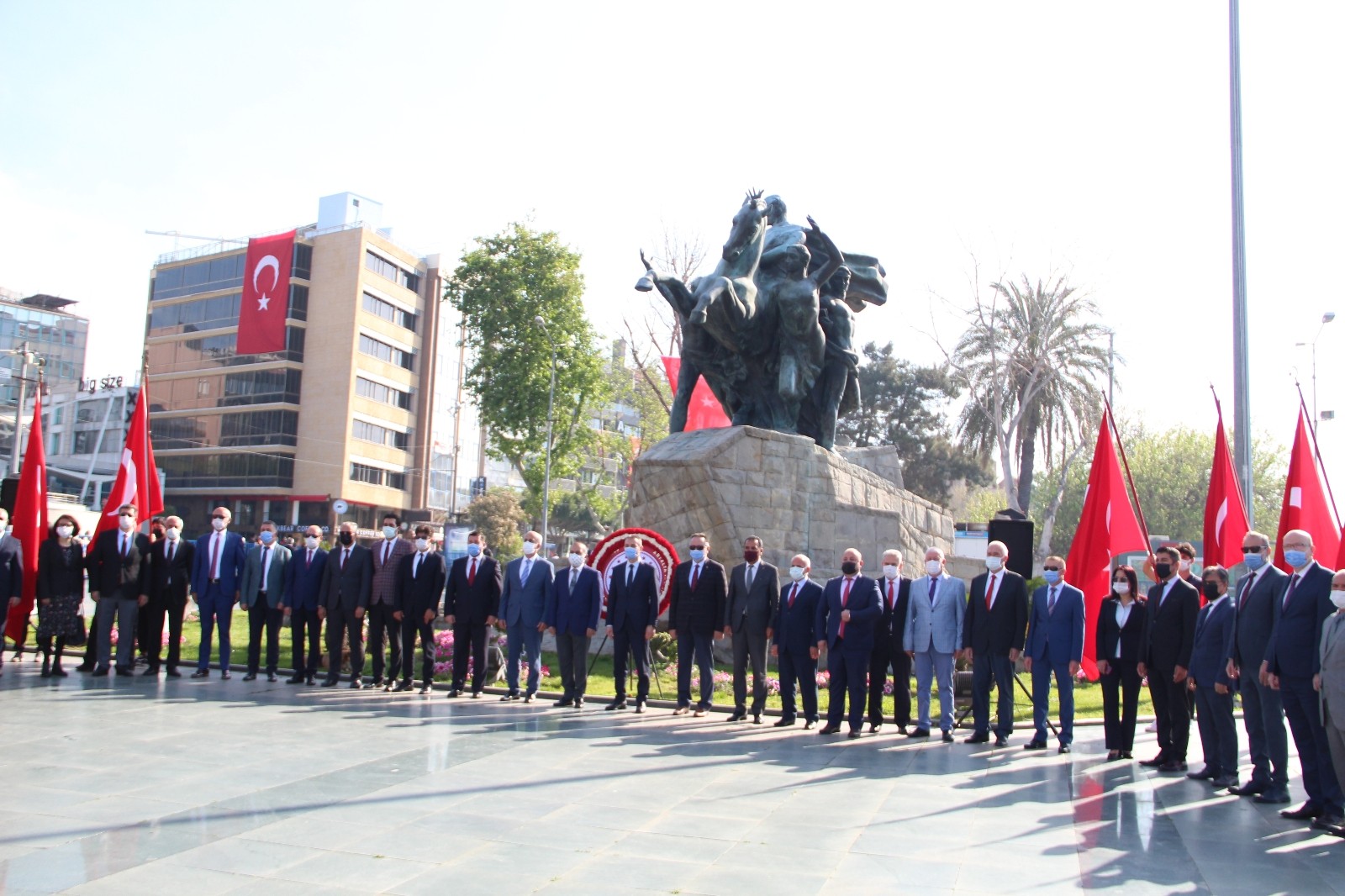 Antalya’da  Atatürk Anıtı’na çelenk sunuldu