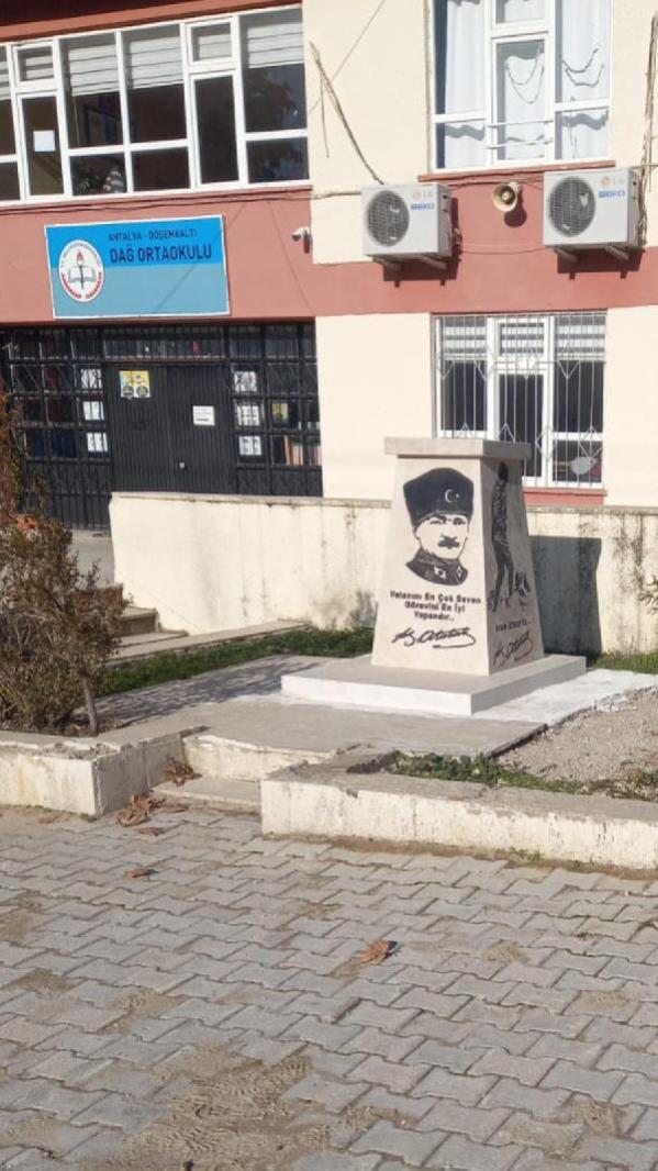 Antalya'da Atatürk'ün büstü ve heykeline saldırı