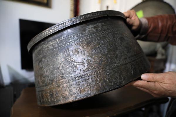 ANTALYA'da atık toplayıcılarının çöp konteynerlerinden çıkardığı antika eserler, müzayedede açık artırmayla satılıyor.