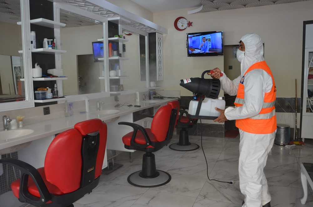 Antalya'da berber ve kuaförler dezenfekte edildi