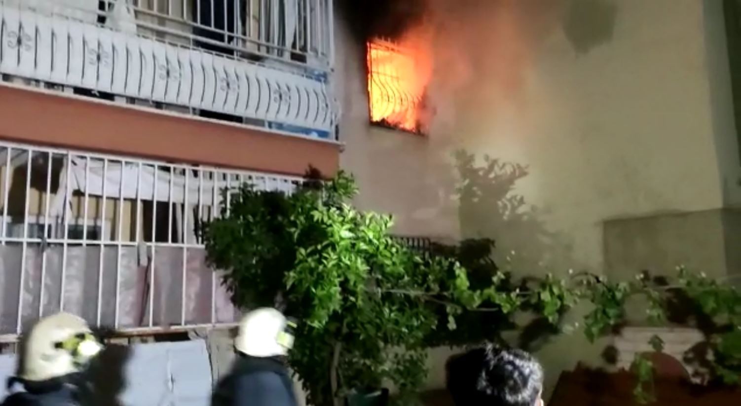 Antalya’da bir apartman dairesinde çıkan yangında ev kullanılmaz hale geldi