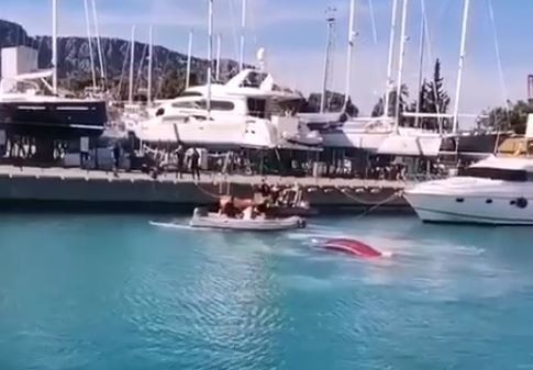 Antalya’da bir balıkçı teknesi dalgalar nedeniyle battı