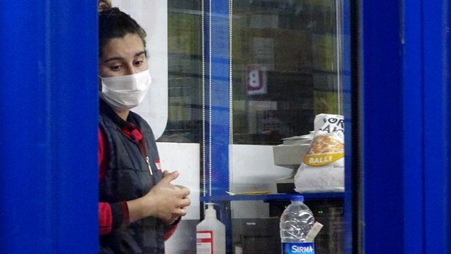 Antalya'da bir hırsız, kasiyerin yüzüne kola fırlatıp market soydu