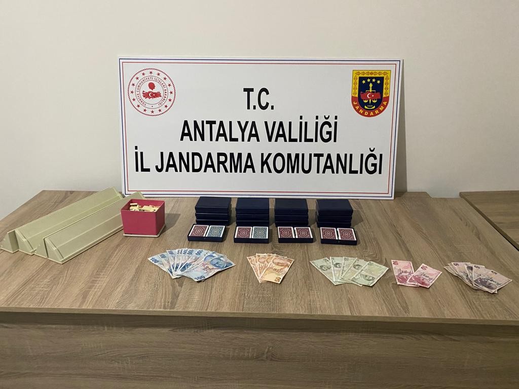Antalya’da bir kıraathanede kumar oynadığı tespit edilen 11 şahsa 56 bin 324 TL idari para cezası uygulandı