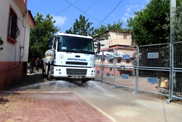 Antalya'da bir sokağa korona virüs karantinası