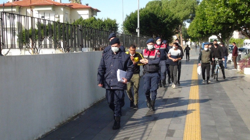 Antalya’da çaldıktan sonra internetten ilan verdikleri jeneratörü jandarma ekiplerine satmaya çalışan 2 kişi yakalandı