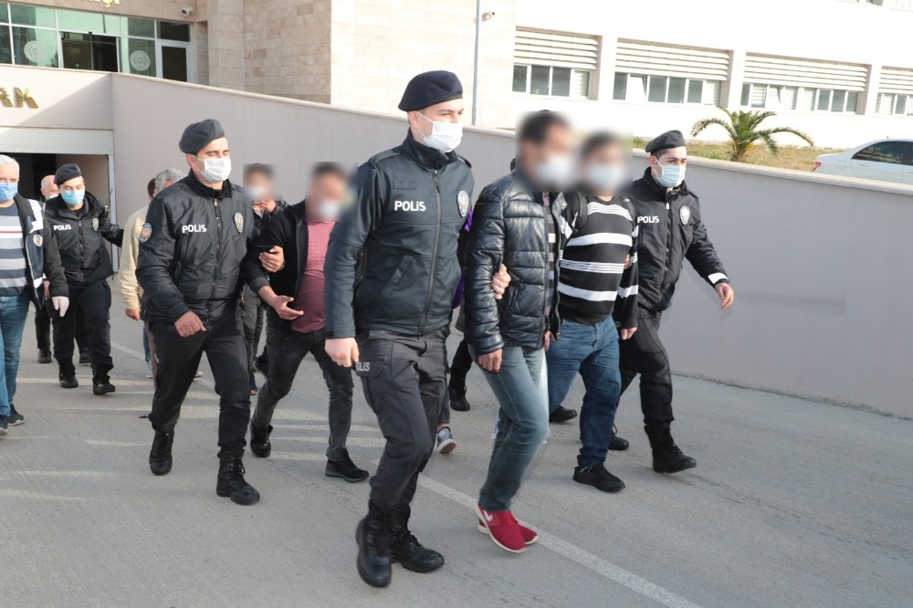 Antalya’da çeşitli suçlardan aranan 32 şüpheli yakalandı.