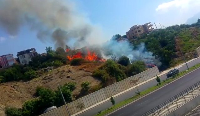 Antalya'da çıkan yangın büyümeden söndürüldü!