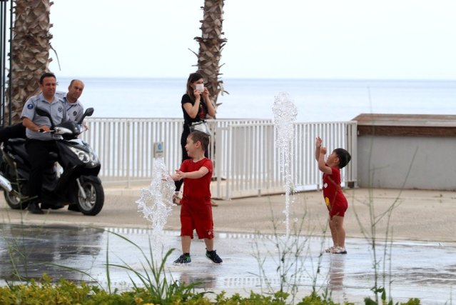 Antalya'da çocuklar sahile akın etti