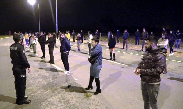 Antalya'da dansözlü drift partisine polis baskını: 51 kişi sosyal mesafeye göre dizilip ceza kesildi