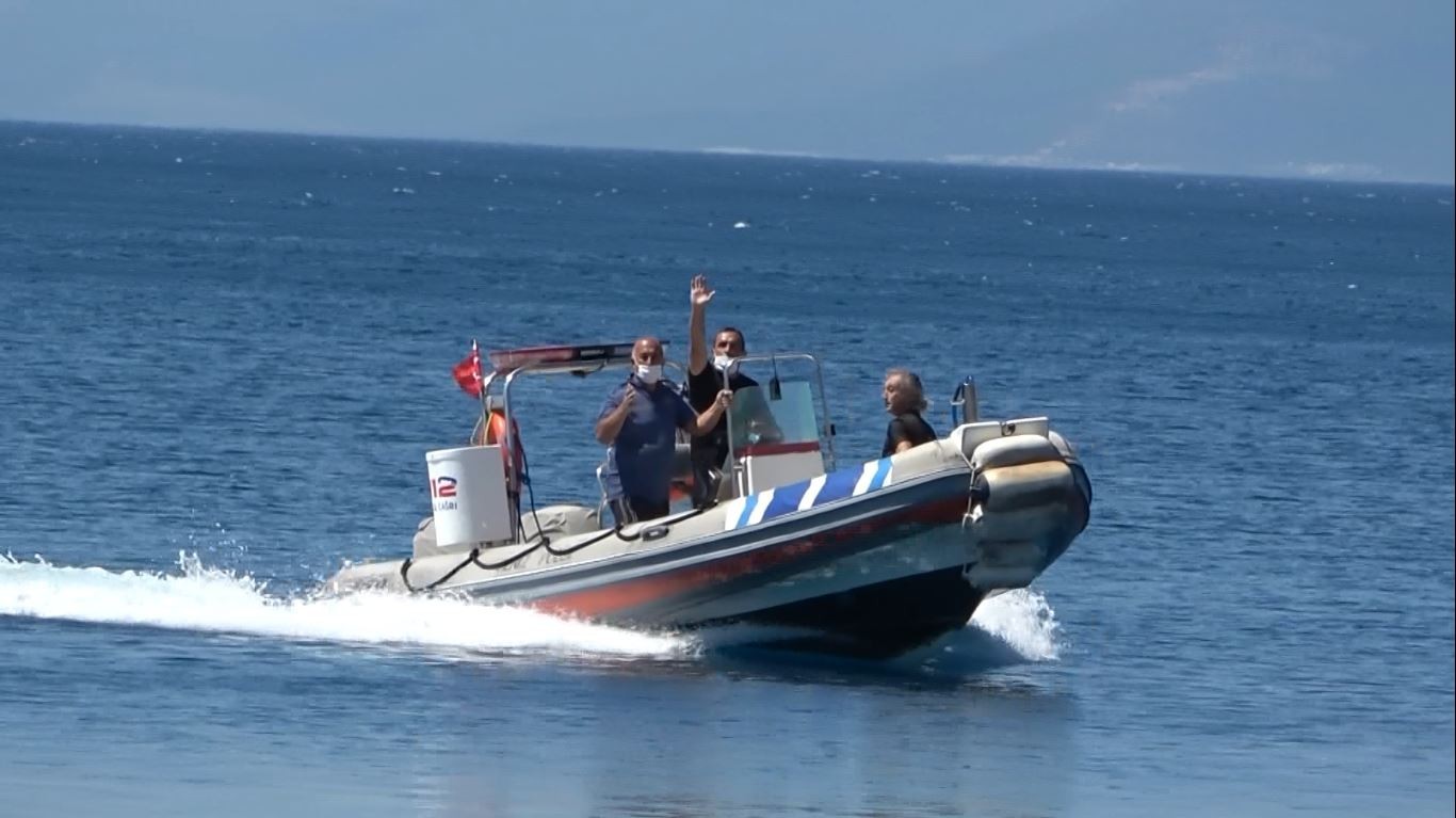 Antalya’da denize girmek için belediyenin plajına gelen bir kişinin üzerine, cankurtaran kulesi devrildi