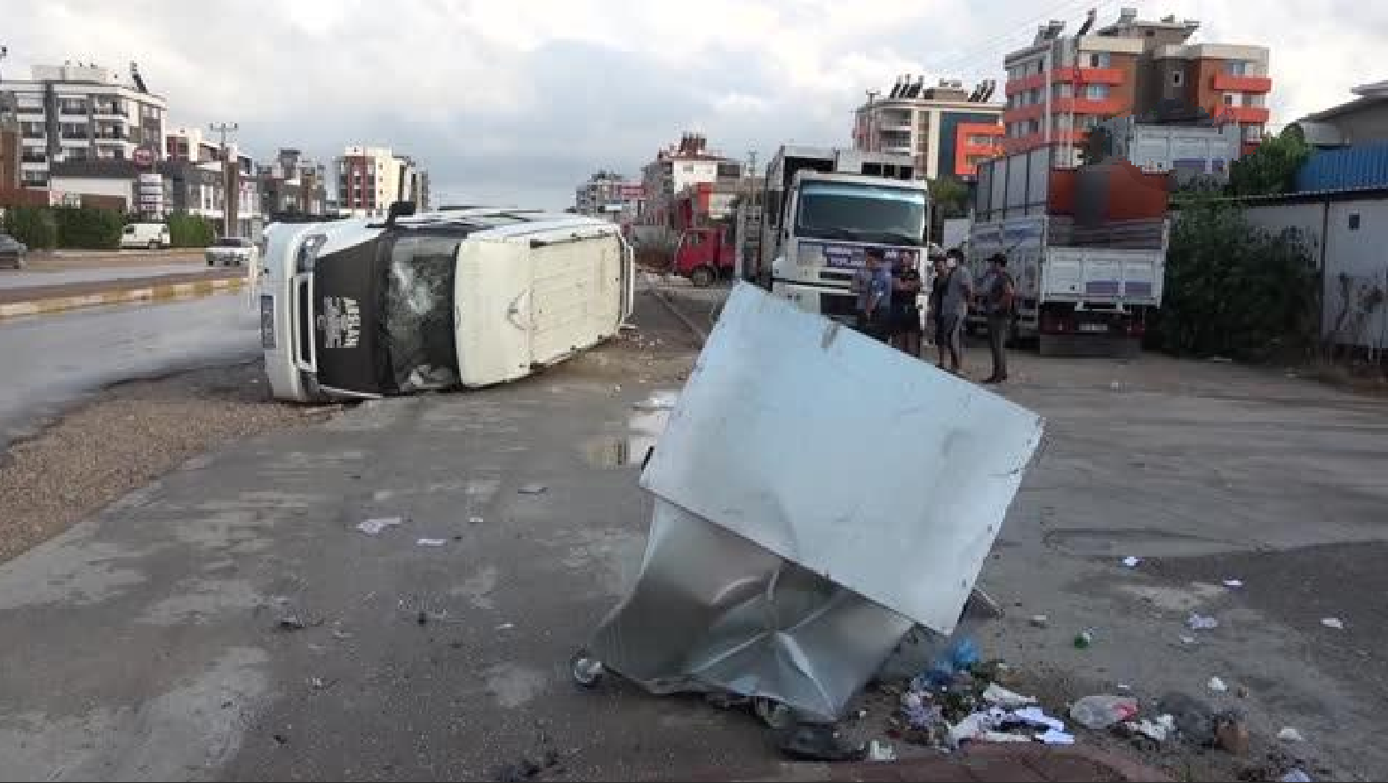 Antalya'da direksiyon hakimiyetini kaybeden minibüs sürücüsü, kaldırım ve çöp konteynırına çarptıktan sonra aracını yan devirdi