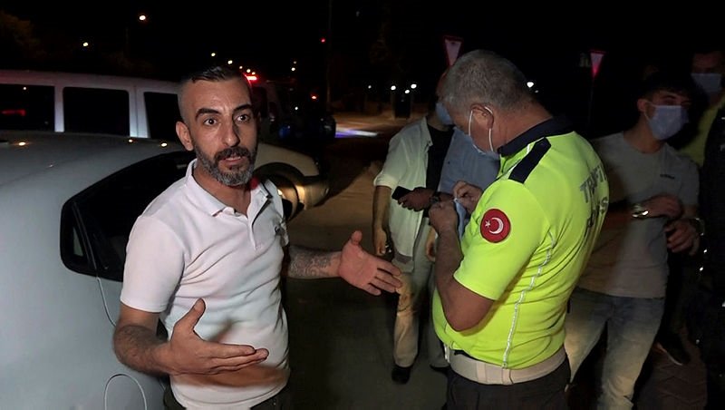 Antalya'da 'dur' ihtarına uymayan ehliyetsiz alkollü sürücü ekiplerin üzerine otomobil sürdü