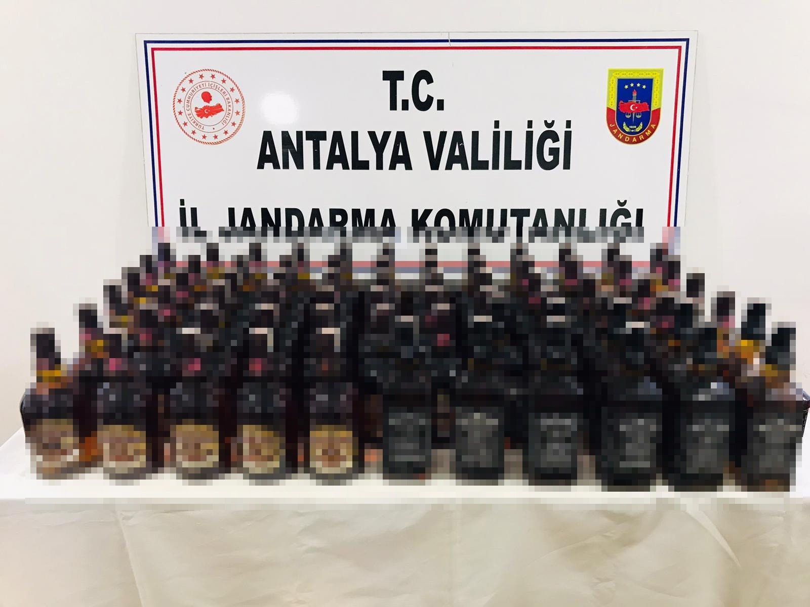 Antalya’da durdurulan bir araçtan piyasa değeri yaklaşık 30 bin TL olan  kaçak içki ele geçirildi