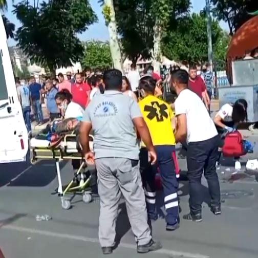 Antalya'da elektrikli bisikletle okuldan dönen anne ve 2 çocuğuna motosiklet çarptı