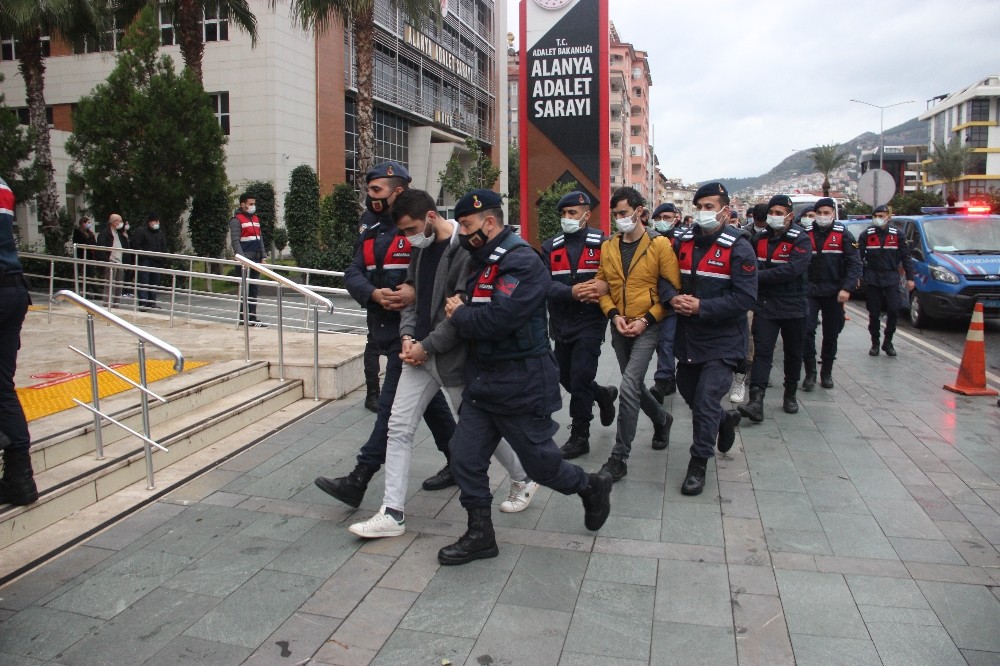 Antalya’da eş zamanlı ’Dalgakıran’ operasyonunda 20 şüpheli daha adliyeye sevk edildi