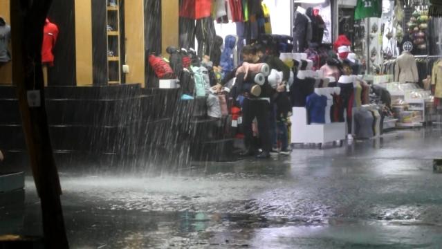 Antalya'da esnafın sağanak yağmurda mal kurtarma mücadelesi