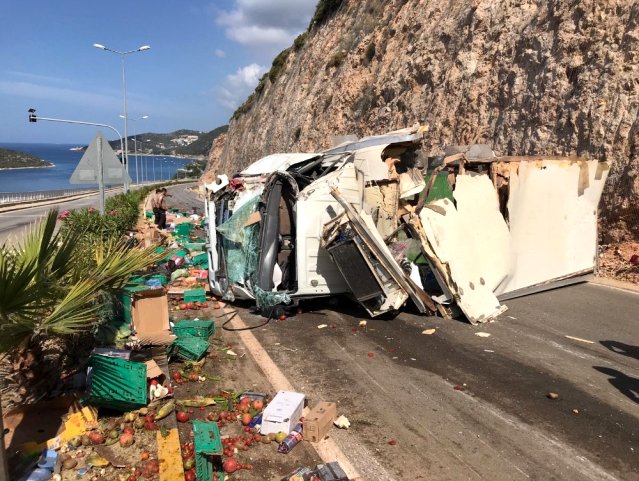 Antalya'da gıda yüklü kamyon devrildi: 1 yaralı