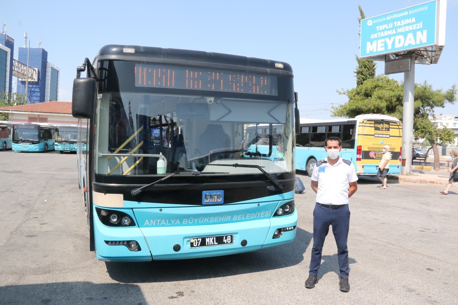Antalya’da halk otobüsü içerisinde maske takmayı reddeden kadın adeta ortalığı birbirine kattı