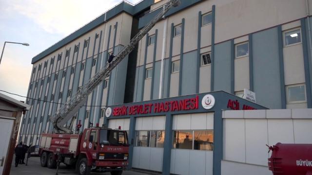 Antalya'da hastane çatısında çıkan yangın korkuttu