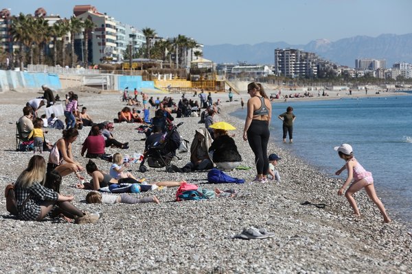 Antalya’da hava sıcaklığı 25 derece çıkanca vatandaşlar ve turistler Konyaaltı Plajına koştu.