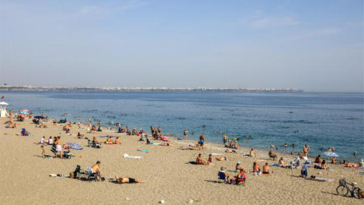 Antalya'da hava yaz aylarını aratmadı, sahiller doldu