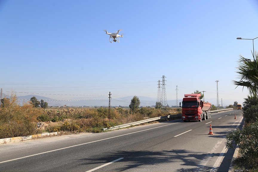 Antalya’da havadan drone ile jandarma tarafından yapılan trafik denetiminde 28 sürücüye 22 bin 500 TL idari para cezası 