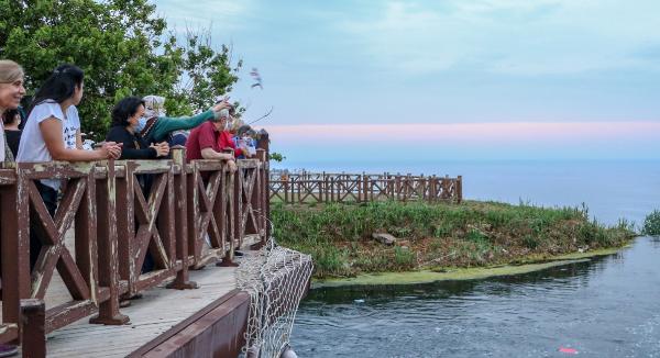 ANTALYA'da, Hıdırellez dileklerini denizle buluşturmak isteyen kişiler, sokak kısıtlamasını ihlal etti. 