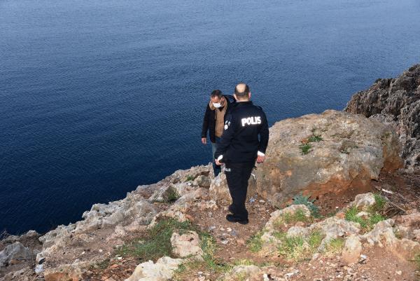 Antalya'da İhbar Üzerine polis ekipleri, falezlerde denizin sıfır noktasına kadar inip, arama yaptı.
