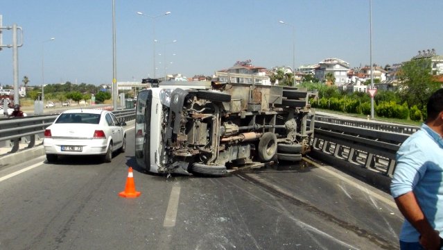 Antalya'da kamyon bariyerlere çarparak devrildi.