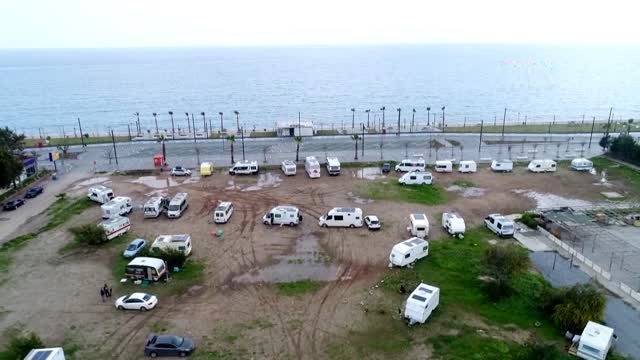 Antalya'da karavanlar şikayet üzerine araziden çıkartıldı