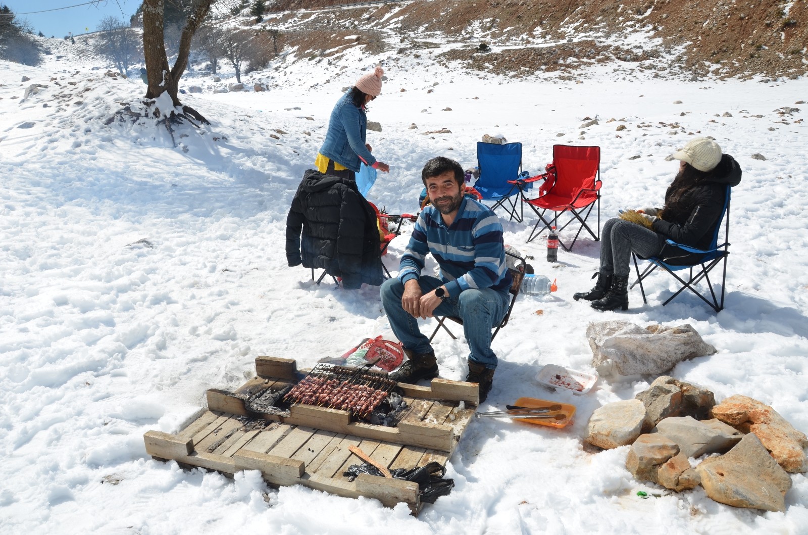 Antalya’da kardan adam ve kar üzerinde mangal keyfi