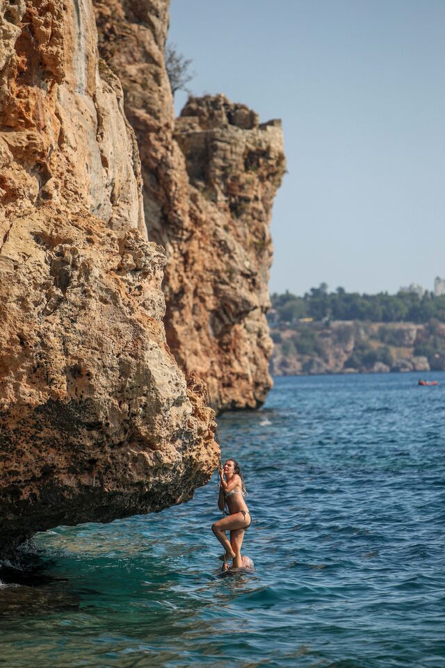 Antalya'da kayalıklarda tehlikeli eğlence