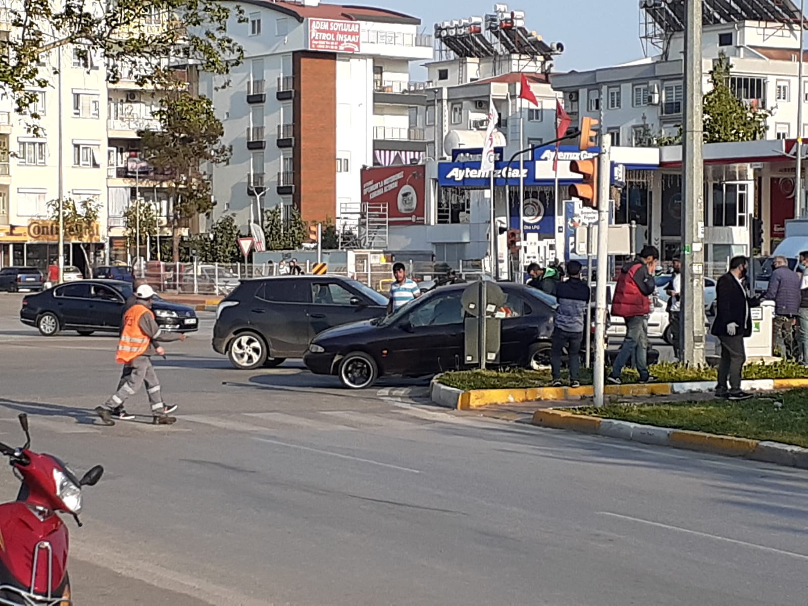 Antalya'da kırmızı ışık ihlali kazayla sonuçlandı
