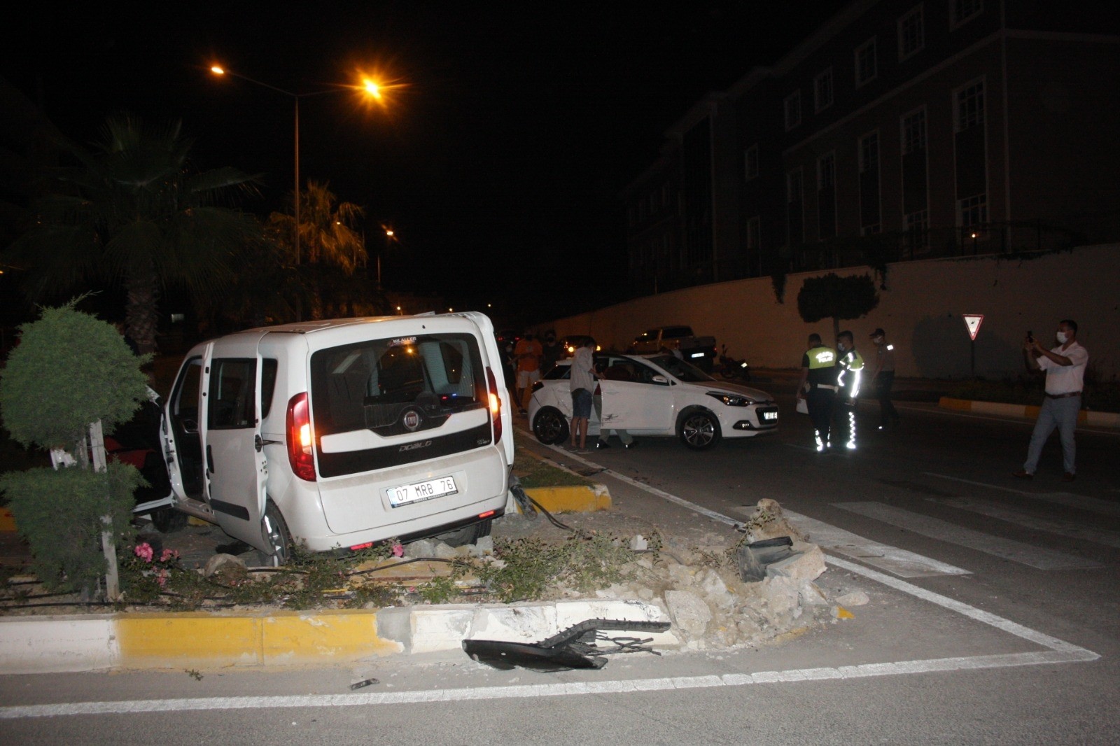 Antalya’da kırmızı ışık ihlali sonucu meydana gelen kazada 6 kişi yaralandı