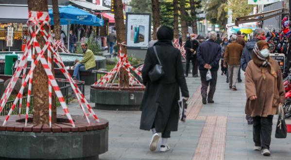 Antalya'da kişi sınırlaması getirilen caddeye, bariyerleri aşıp giriyorlar