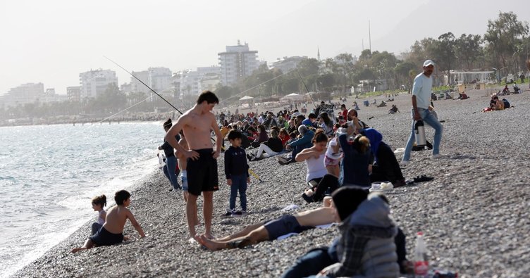  Antalya’da Konyaaltı Plajı ağustos ayını aratmadı.