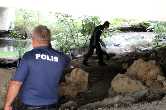 Antalya'da köprü altında kimliği belirsiz erkek cesedi bulundu