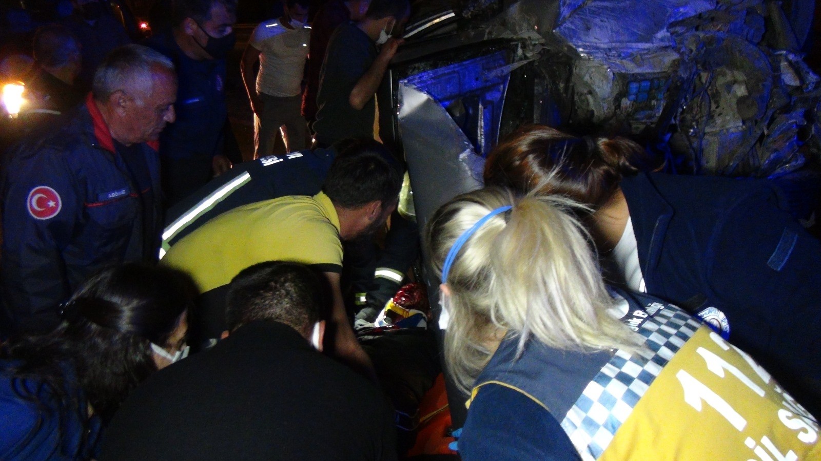 Antalya’da köprü girişinde otomobilin takla atması sonucu meydana gelen trafik kazasında 2 kişi yaralandı